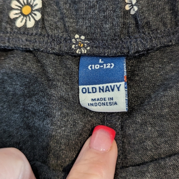 Old navy flower shorts 10/12 - Picture 2 of 2